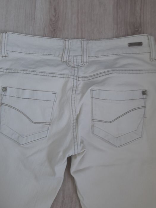 białe spodnie rurki r.36, S, Reserved