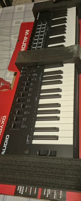 Controlador MIDI profissional de 61 teclas , Novo.
