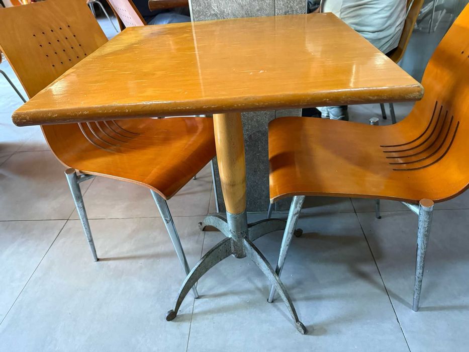 Mesas e cadeiras restauração