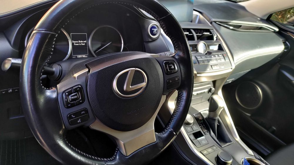 OKAZJA Sprzedam samochód osobowy SUV LEXUS NX 300h HYBRYDA 4x4