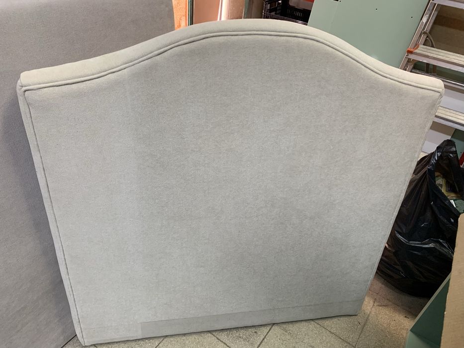Cabeceira de cama  100x110, forrada em tecido bêje
