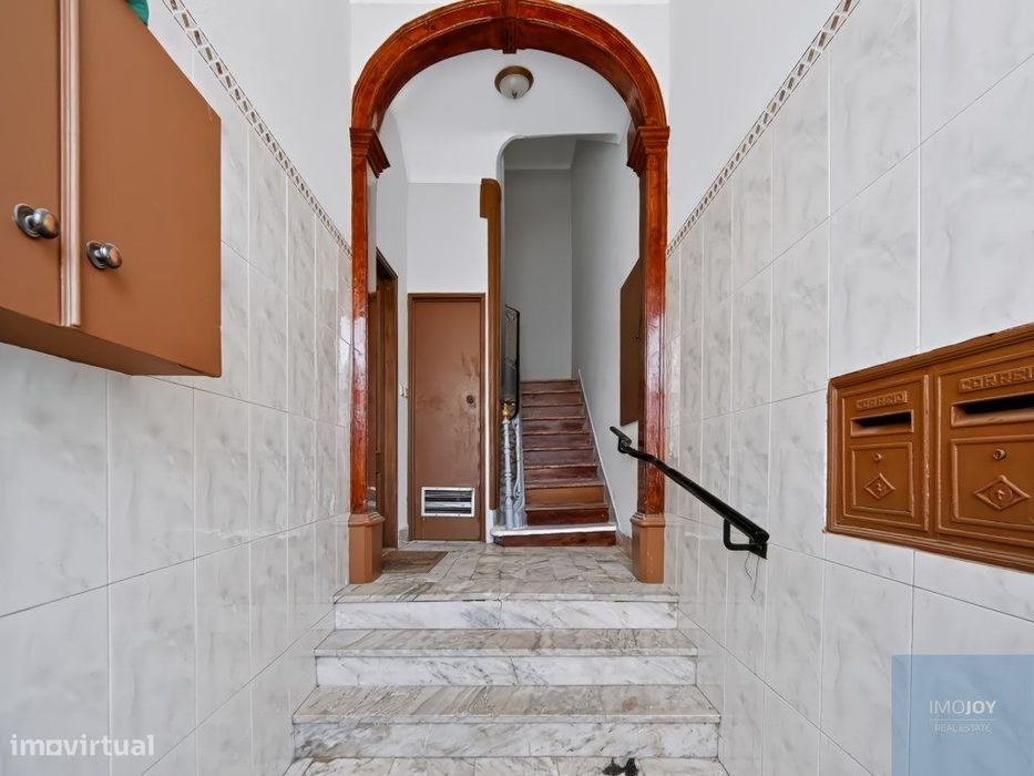 Apartamento T2 Remodelado com Terraço Privativo na Ajuda em Lisboa