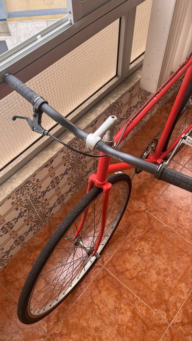 Bicicleta urbana vermelha – marcha única
