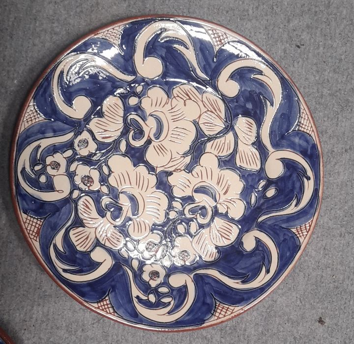 Pratos cerâmicos pintados à mão