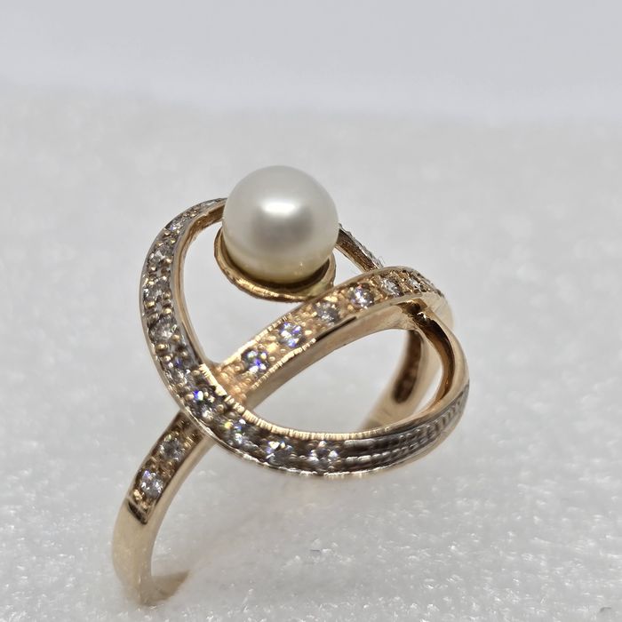 Золота каблучка з діамантами та перлиною