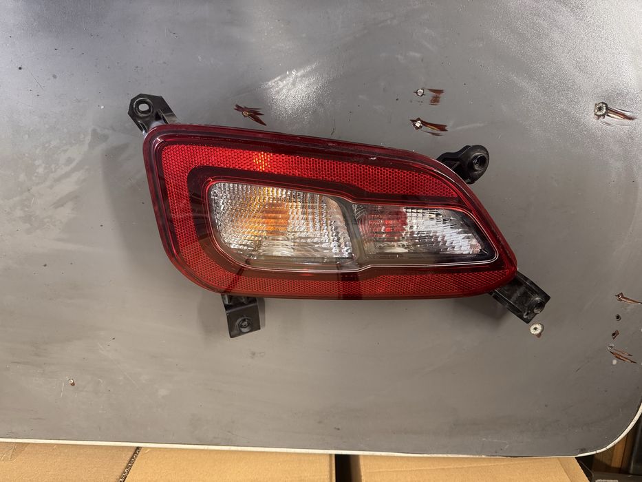 Hyundai Kona tylna lewa lampa w zderzak 92405-K4010 idealna