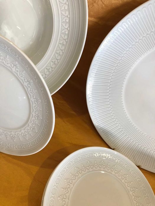 conjunto de peças de mesa em porcelana da vista alegre, três coleções