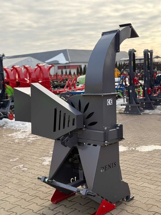 Półąutomatyczny rębak do drzewa gałęzi