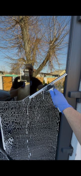 Миття вікон, вітрин, панелей