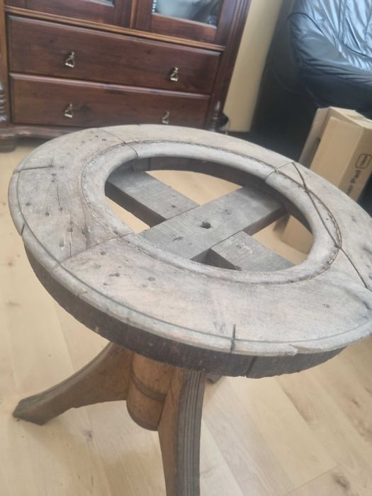 Zabytkowy stołek do fortepianu.