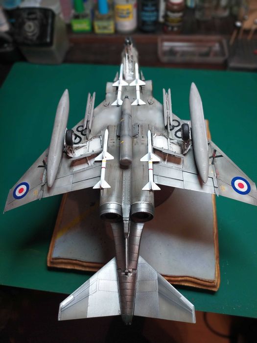 Aeronave em escala 1:48 - F-4 Phantom - RAF + base em madeira