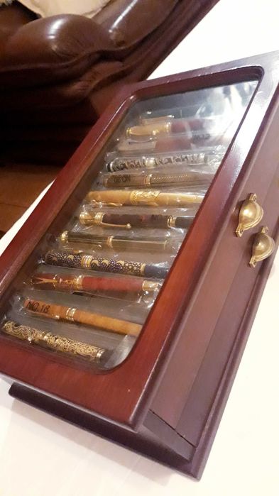Canetas de coleção com expositor