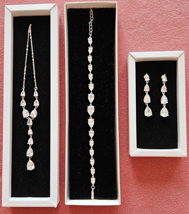 Komplet biżuterii ślubnej w kolorze srebrnym