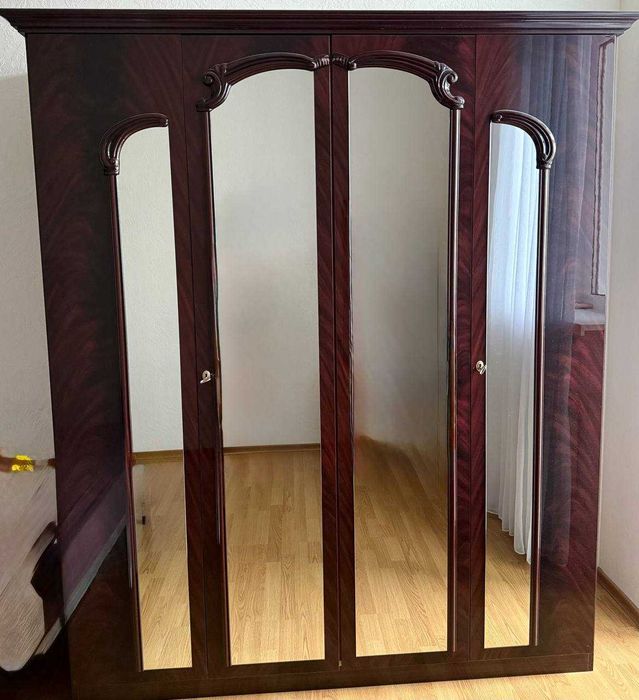 продам італійську шафу для одягу