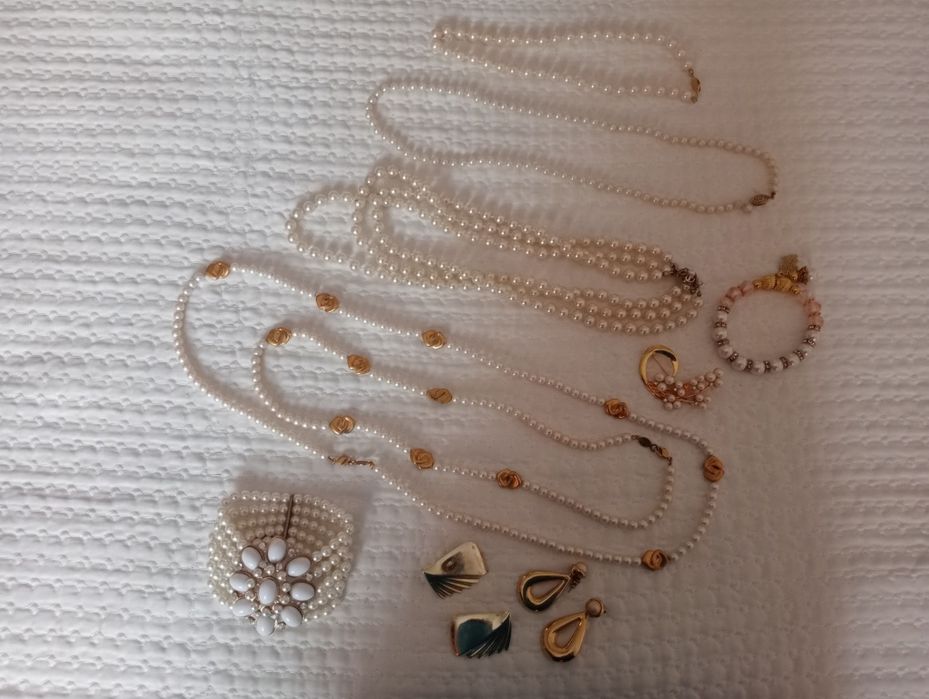 Diversos colares, pulseiras e brincos