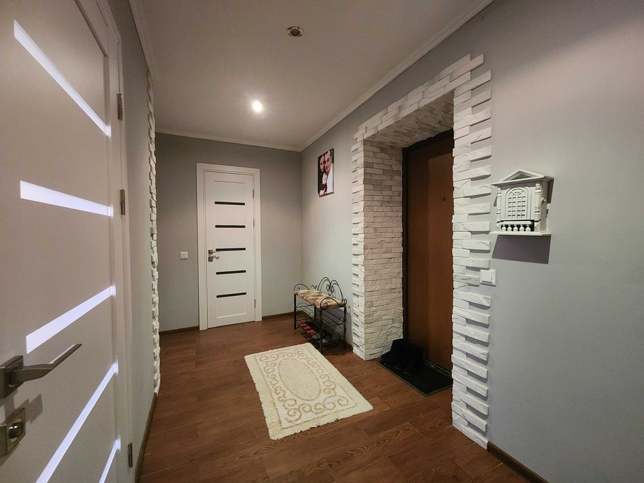 Простора однокімнатна квартира з євроремонтом, меблями та технікою