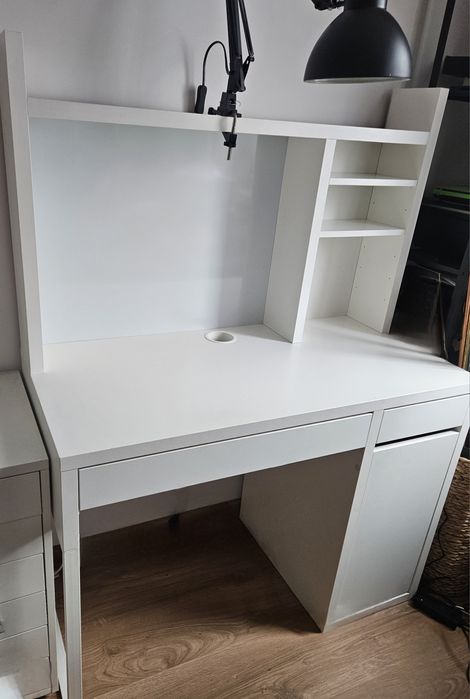 Biurko Micke Ikea z nadstawką