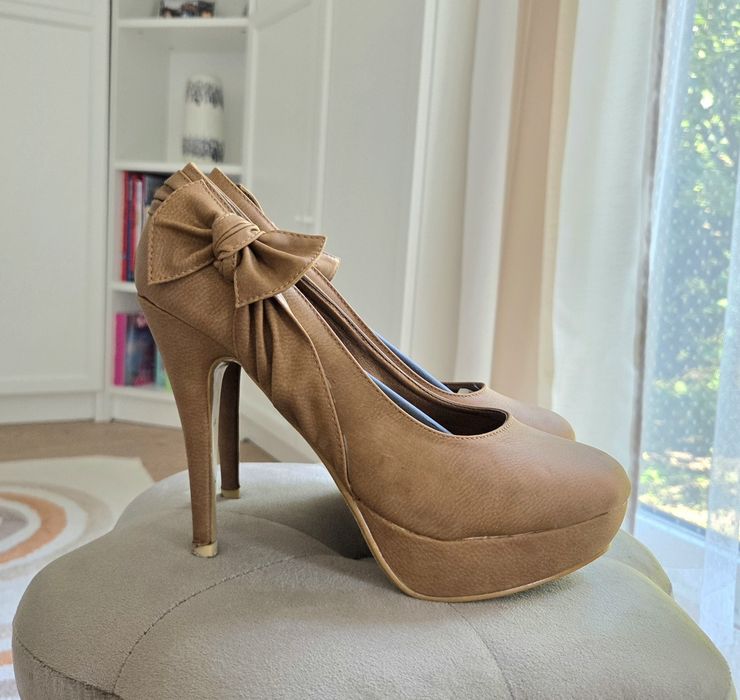Infilio buty na obcasie szpilki 40 camel z kokardą na platformie