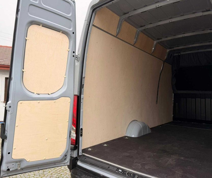 Zabudowa przestrzeni ładunkowej Iveco Daily L4H3