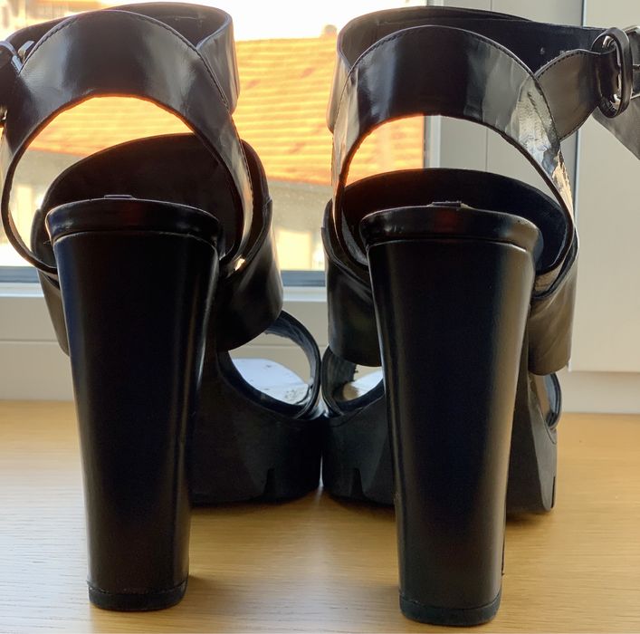 Sandalias salto alto, azul escuro da Zara