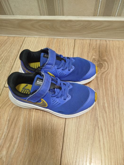 Продам легенькі та зручні кросівки Nike 
Зручність: Завдяки липучці