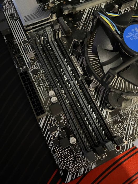 Продам бюджетный Игровой комплект (b460 plus, i3 10100f , + кулер)