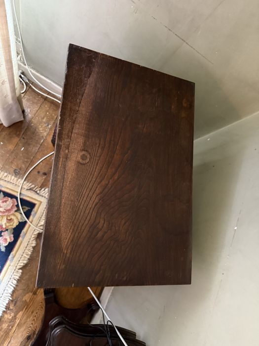 Mesinha antiga em castanho