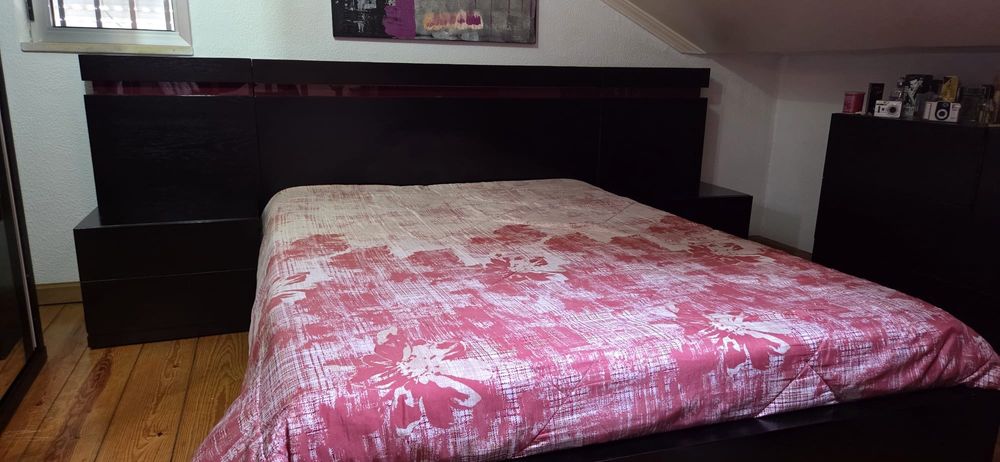 Cama de casal com colchão elevatória em madeira de carvalho preta.  Bom estado.