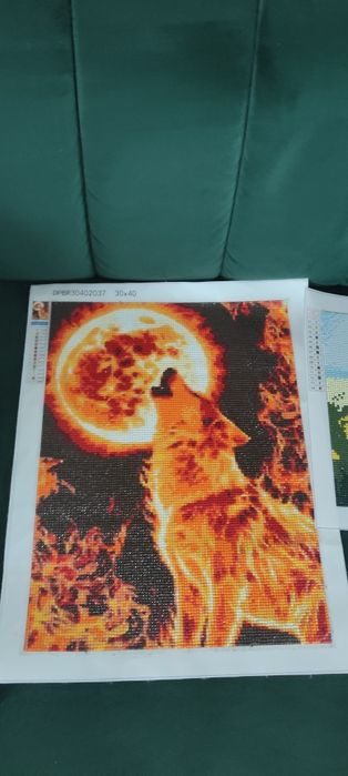 Oddam obrazki wykonane haftem diamentowym