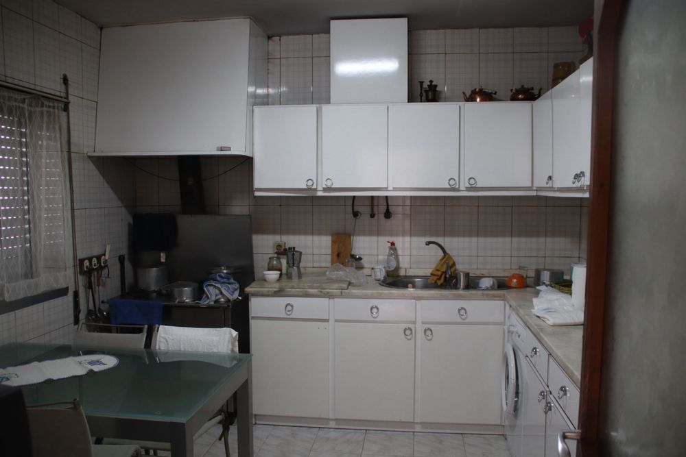 Terreno  com moradia T3 e com furo .