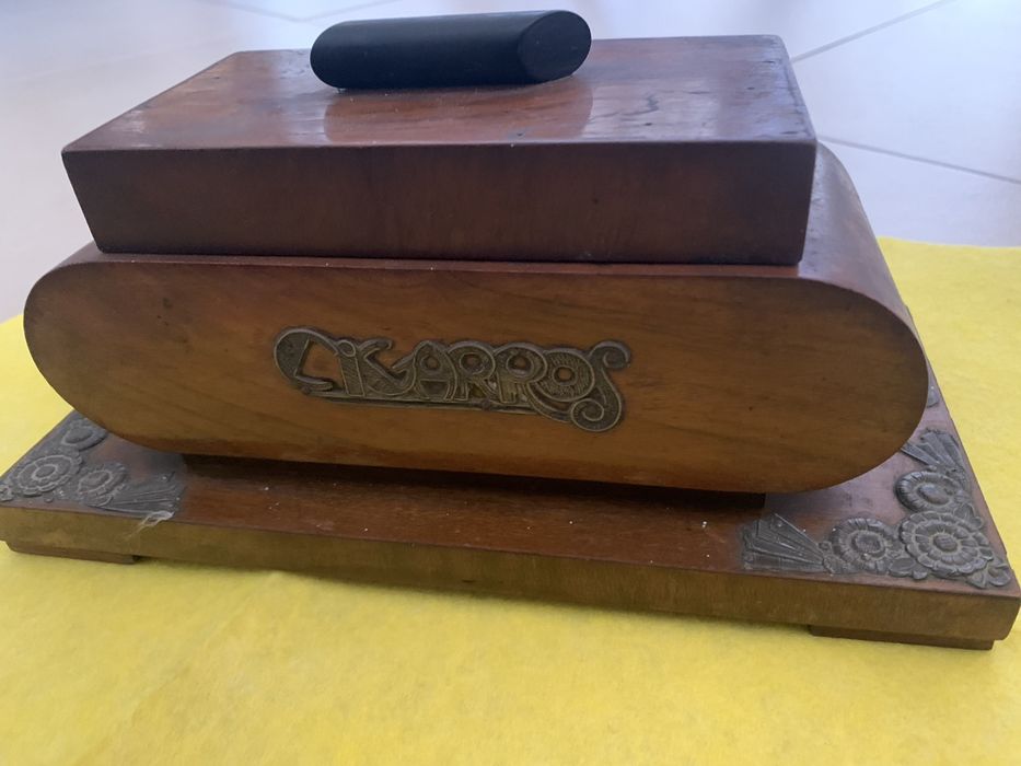 Cigarreira antiga em madeira e ornamentos em prata