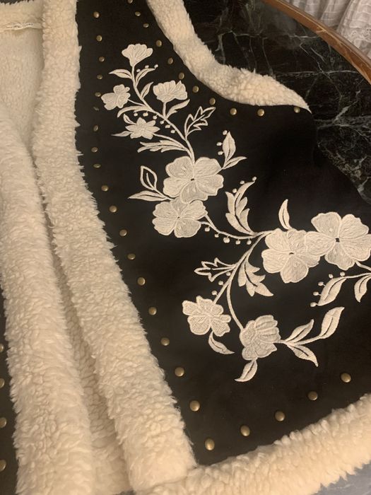 Жилетка з вишивкою