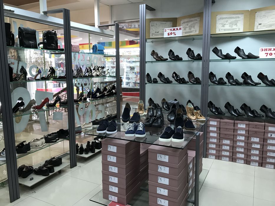 Стелажі обладнання