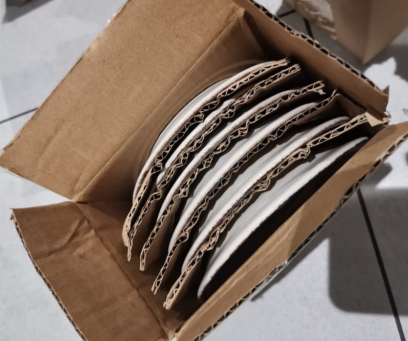 Zestaw filizanki do kawy i talerzyki deserowe