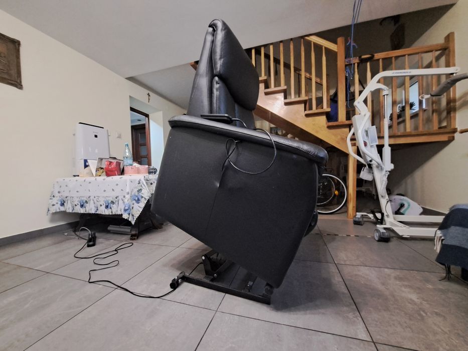 Fotel pionizujący skórzany czarny wyrzutnia- ułatwiający wstawanie