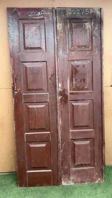 Porta de exterior antiga de duas folhas