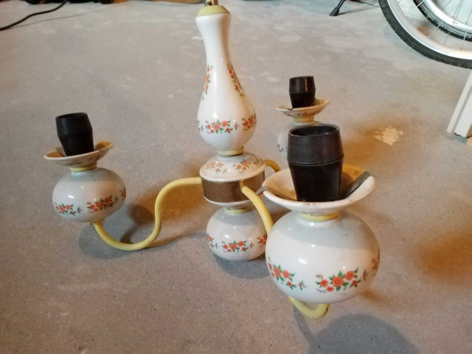 Stary żyrandol z elementami porcelanowymi