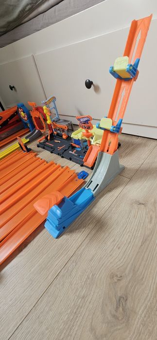 Hot wheels mega zestaw pudełko track builder laweta myjnia