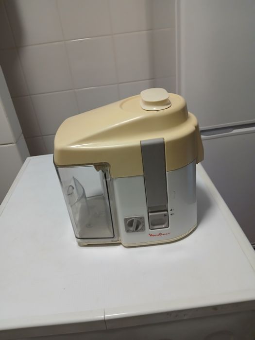 Maquina de fazer sumos e polpas e ainda retira cascas da fruta Molinex