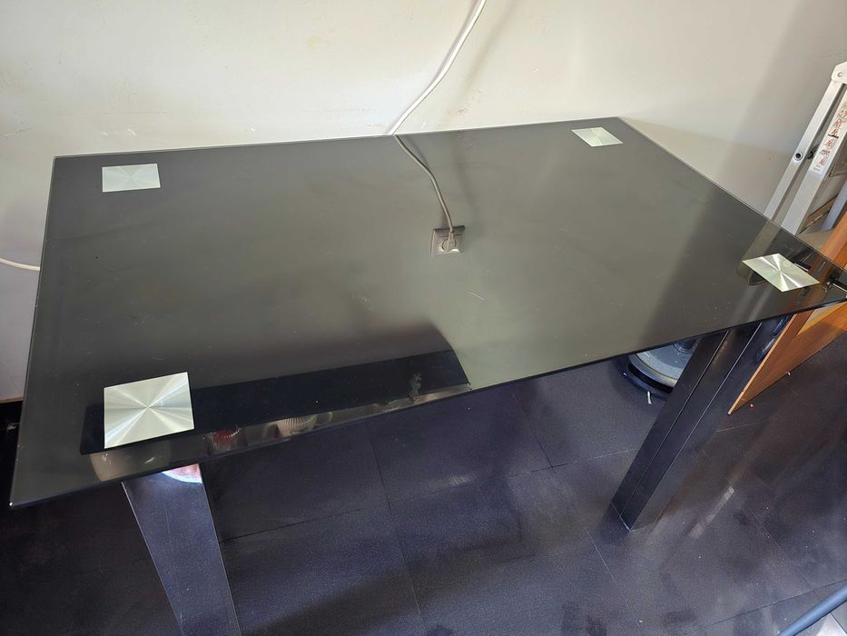 Mesa de Vidro com pernas metálicas