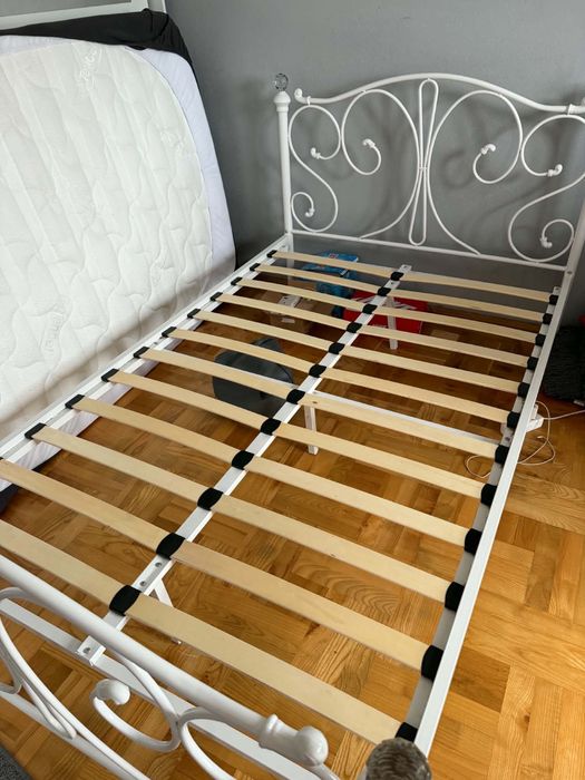 Łóżko białe metalowe ze stelażem + materac 120x200