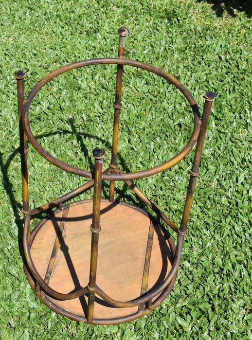 Mesa de apoio metálica e tampo em vime, feita na Tailândia