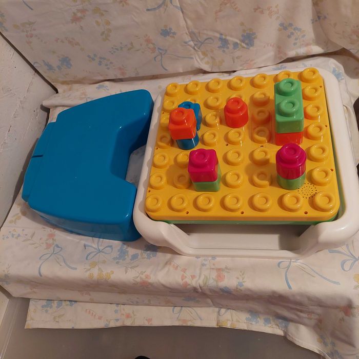 Brinquedo Chicco Bilingue e mesa de atividades Chico