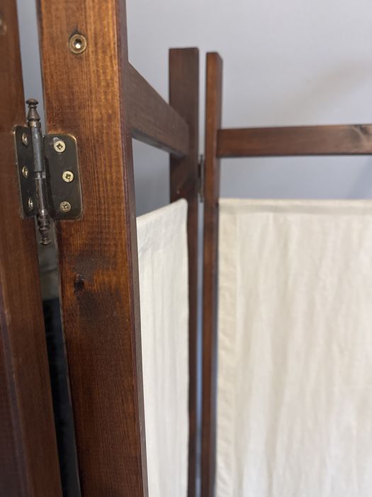 Parawan  z lnianymi zasłonkami