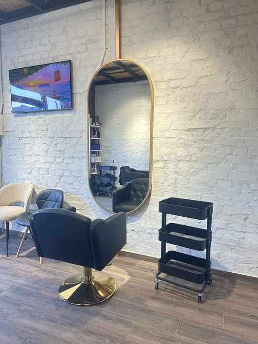 Здається робоче місце для перукаря, центр міста