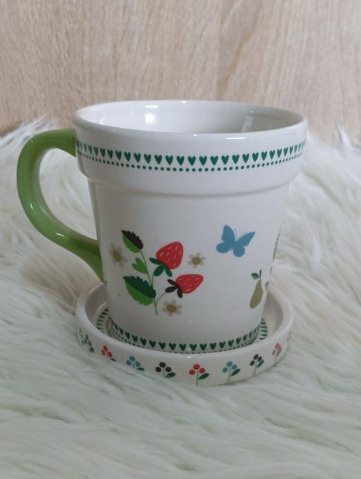 Ceramiczny kubek z podstawką