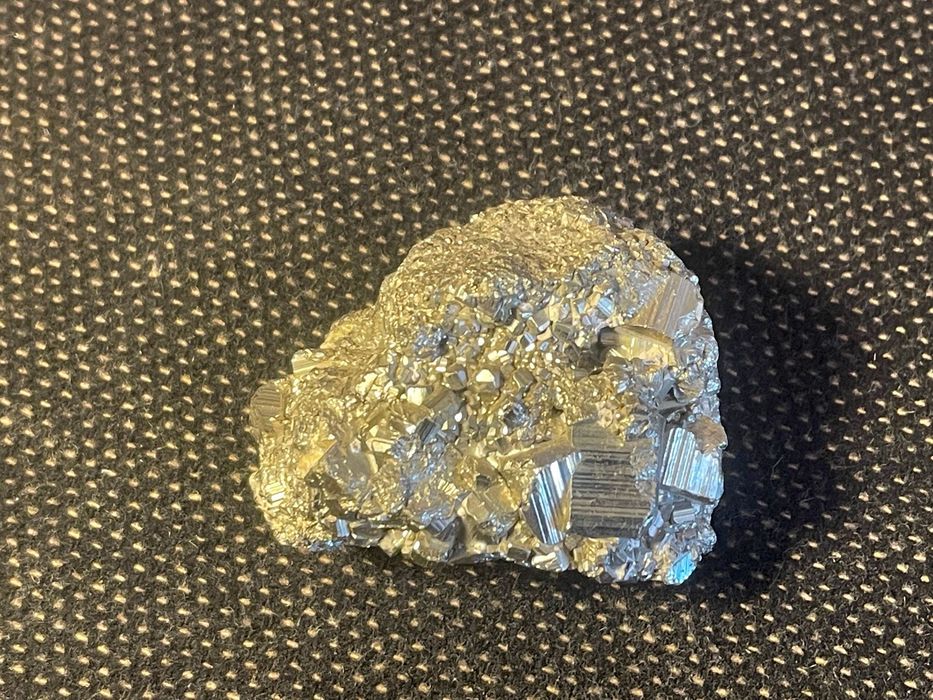 Aglomerado de cristais de pirite – Mineral natural de ouro de tolo