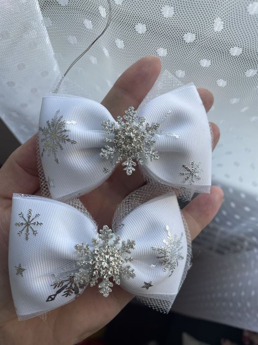 Białe spinki do włosów