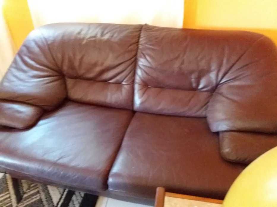 Sofá cama em pele c/colchão e poltrona