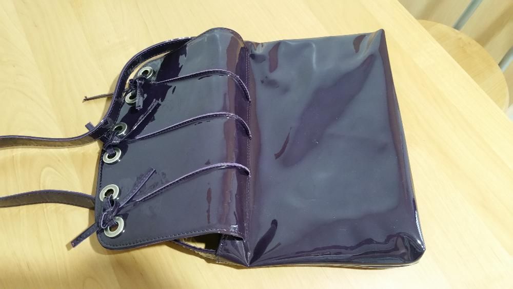Mala em verniz roxo com alça
